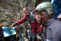 Foto: Krzysztof Starnawski (vlevo) a Bartlomiej Grynda navigují robota na dno Hranické propasti. <br />Fotograf: Marcin Jamkowski