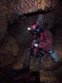 Hluboko v jeskyni medituje potápěč před výkonem – foto: Havel Gunnar 