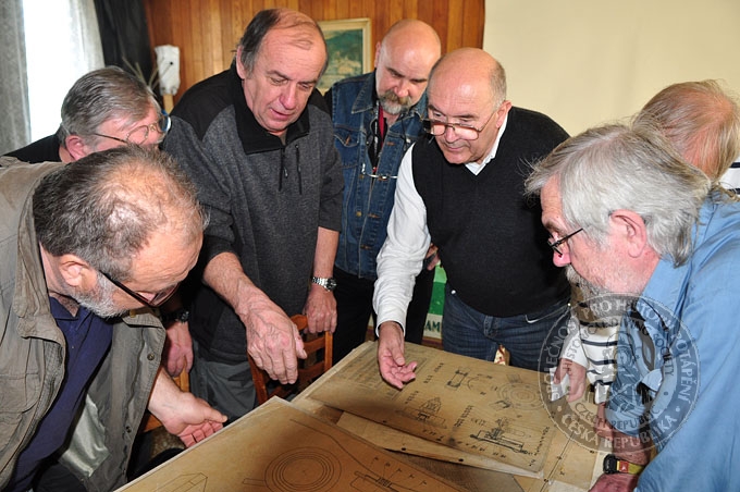 Členové nad výkresem zostavy Automatického ventilu počas VH 14.4.2012.  © 2012 HDS CZ, Radek Skramoušský