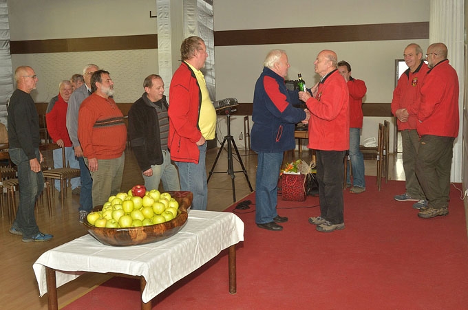 Gratulácia oslávencovi Zbigniewovi Nišponskému.  © 2016 Miroslav Zverka, OSJM, HDS CZ 