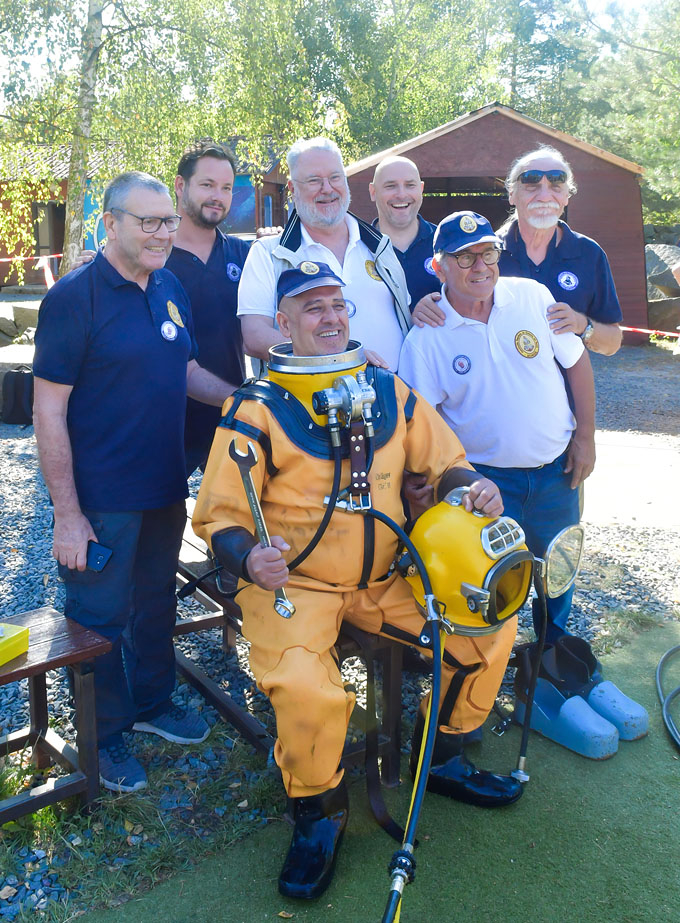 Na snímku stojící zleva Miguel Abella Cerdá (HDS ES), Jindřich Zoul, Conrád Daubanton (HDS ES), Jiří Lukš, Jaume Clua (HDS ES), a Jaroslav Klepal. Ve skafandru DM-220 je Rol Freeman (HDS ES). Foto: © 2024 Dušan Šuráni, HDS CZ