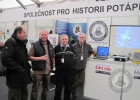 Stánek Společnosti pro historii potápění ČR na DIVE EXPO 2012. Zleva pánové Jan Matoušek, Ing. Vladimír Toufar z firmy Olson s.r.o., Jiří Trpík – předseda HDS CZ a Jaroslav Klepal. Foto: © 2012 Jan Eisenmann