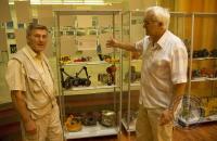 Vľavo Dušan Šuráni, vpravo Peter Ferdinandy pri výstave vodotesných obalov na fotoaparáty