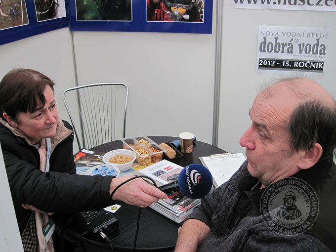 Honza Matoušek poskytuje rozhovor redaktorce Českého rozhlasu. Foto: © 2012 Jan Eisenmann