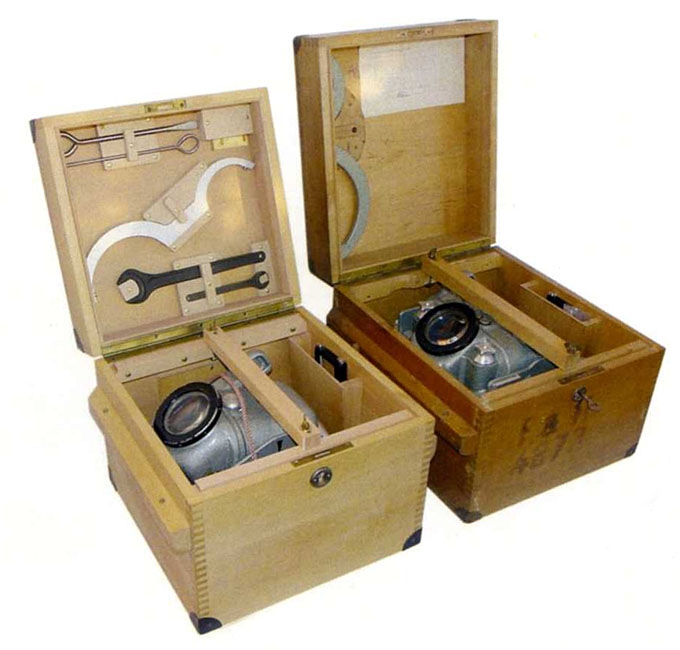 Náš rekonstruovaný box s prototypem PR 230 a vpravo originální box pro stereo fotoaparát s pouzdrem. © 2014 Franz Rothbrust, HDS DE