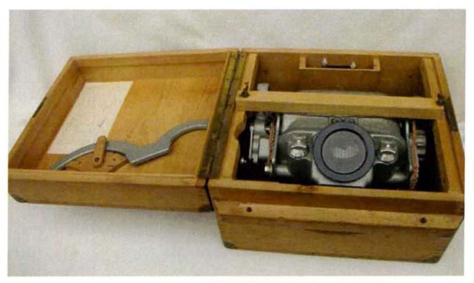 Podvodní stereo pouzdro Hanse Hasseho ve svém přepravním boxu (bedýnce). Firma Franke & Heidecke vyrobila pouze tři takovéto stereo fotoaparáty s pouzdry. © 2014 Franz Rothbrust, HDS DE