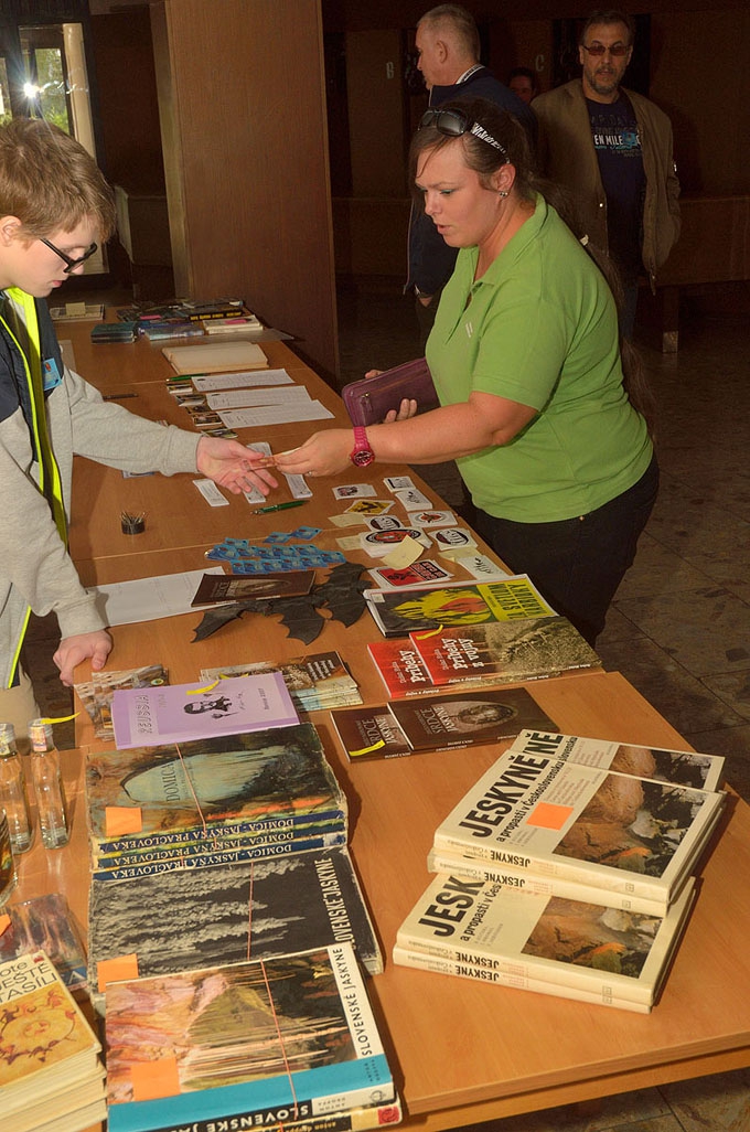 Recepcia – Zraz speleopotápačov VI. ročník Tisovec Výdaj vstupeniek a lístkov, predaj literatúry a prezentačných predmetov. <br />© 2017 Miroslav Zverka, HDS CZ