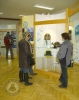 Návštevníci si obzerajú vystavené exponáty – potápačské prilby vyrobené na území ČSSR. 