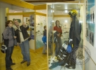 Návštevníci si obzerajú vystavené exponáty (speleopotápačský výstroj z 90-tich rokov v ČSSR). 