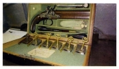Repliky zámků k boxům spolu s restaurovanou pistolíp. Provity. Klíče používané do zámků nejsou zcela původní, ale více odpovídají napoleonskému období.© 2014 Franz Rothbrust, HDS DE