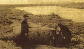 Vyplavená ponorka po povodni v r. 1943 na brehu rieky Morava pri obci Rohatec. Fota z archivu časopisu Záhorie